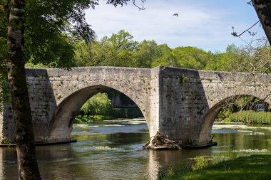 Bourdeilles, Dordogne France 30 Nisan 2023: Sokak fotoğrafçılığı