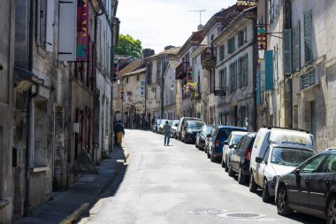 Bourdeilles, Dordogne France 30 Nisan 2023: Sokak fotoğrafçılığı