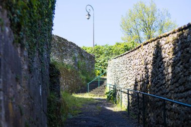 Bourdeilles, Dordogne France 30 Nisan 2023: Sokak fotoğrafçılığı