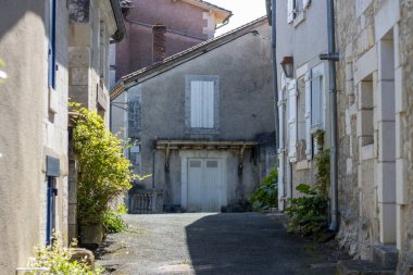 Bourdeilles, Dordogne France 30 Nisan 2023: Sokak fotoğrafçılığı
