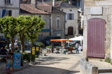 Bourdeilles, Dordogne France 30 Nisan 2023: Sokak fotoğrafçılığı
