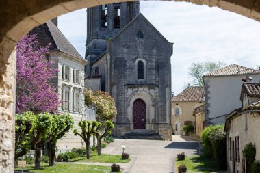 Bourdeilles, Dordogne France 30 Nisan 2023: Sokak fotoğrafçılığı