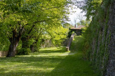 Bourdeilles, Dordogne France 30 Nisan 2023: Sokak fotoğrafçılığı