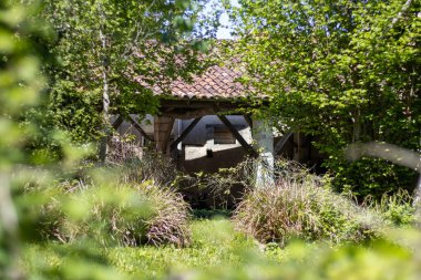 Bourdeilles, Dordogne France 30 Nisan 2023: Sokak fotoğrafçılığı