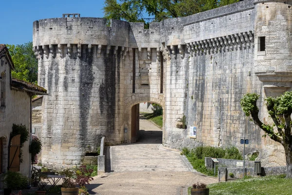 Bourdeilles, Dordogne France 30 Nisan 2023: Sokak fotoğrafçılığı