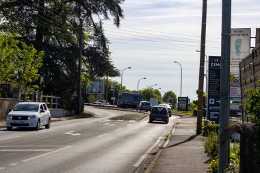 Perigueux, Dordogne, Fransa 06 Mayıs 2023: Sokak fotoğrafçılığı