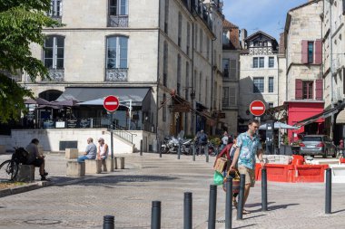Perigueux, Dordogne, Fransa 06 Mayıs 2023: Sokak fotoğrafçılığı