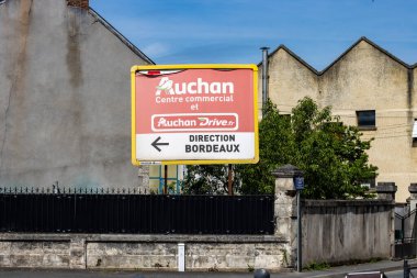 Perigueux, Dordogne, Fransa 06 Mayıs 2023: Sokak fotoğrafçılığı