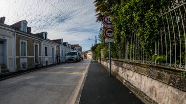 Perigueux, Dordogne, Fransa 26 Mayıs 2023: Yoldan Büyük Perigueux şehrine bir bakış