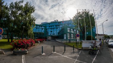 Perigueux, Dordogne, Fransa 26 Mayıs 2023: Yoldan Büyük Perigueux şehrine bir bakış