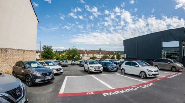 Perigueux, Dordogne, Fransa 26 Mayıs 2023: Yoldan Büyük Perigueux şehrine bir bakış