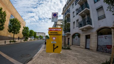 Perigueux, Dordogne, Fransa 26 Mayıs 2023: Yoldan Büyük Perigueux şehrine bir bakış