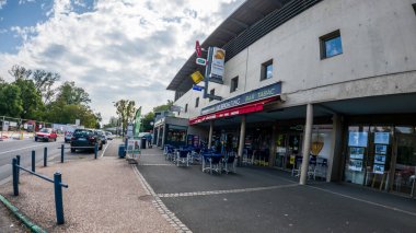 Perigueux, Dordogne, Fransa 26 Mayıs 2023: Yoldan Büyük Perigueux şehrine bir bakış