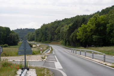 Perigueux, Dordogne, Fransa 26 Mayıs 2023: Yoldan Büyük Perigueux şehrine bir bakış