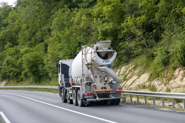 Perigueux, Dordogne, Fransa 26 Mayıs 2023: Yoldan Büyük Perigueux şehrine bir bakış