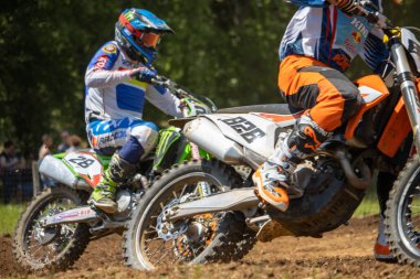 Dordogne, Fransa 30 Mayıs 2023: Mud, Grit ve Glory: Motokros Sürücüsünün Günlükleri