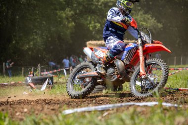 Dordogne, Fransa 30 Mayıs 2023: Mud, Grit ve Glory: Motokros Sürücüsünün Günlükleri