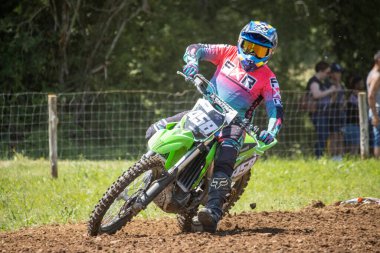 Dordogne, Fransa 30 Mayıs 2023: Mud, Grit ve Glory: Motokros Sürücüsünün Günlükleri