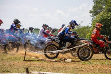 Dordogne, Fransa 30 Mayıs 2023: Mud, Grit ve Glory: Motokros Sürücüsünün Günlükleri