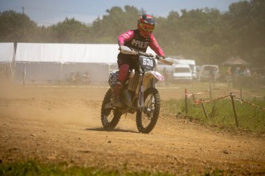 Dordogne, Fransa 30 Mayıs 2023: Mud, Grit ve Glory: Motokros Sürücüsünün Günlükleri