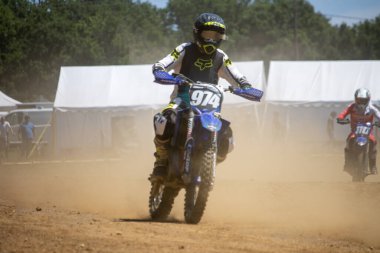 Dordogne, Fransa 30 Mayıs 2023: Mud, Grit ve Glory: Motokros Sürücüsünün Günlükleri