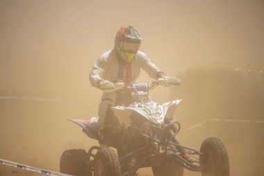 Dordogne, Fransa 30 Mayıs 2023: Çamur, Toz ve Dörtlü Haç: İzlerde Ustalaşma