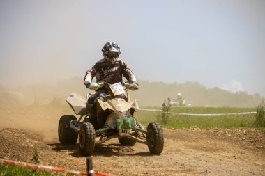 Dordogne, Fransa 30 Mayıs 2023: Çamur, Toz ve Dörtlü Haç: İzlerde Ustalaşma