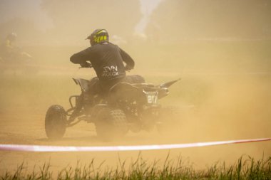 Dordogne, Fransa 30 Mayıs 2023: Çamur, Toz ve Dörtlü Haç: İzlerde Ustalaşma