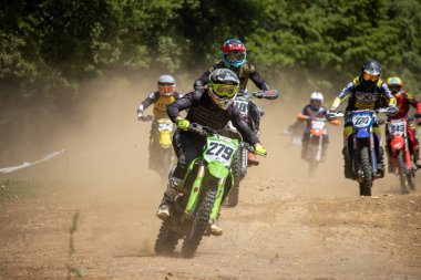 Dordogne, Fransa 30 Mayıs 2023: Mud, Grit ve Glory: Motokros Sürücüsünün Günlükleri