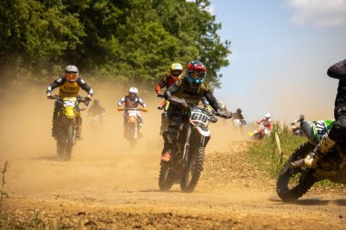 Dordogne, Fransa 30 Mayıs 2023: Mud, Grit ve Glory: Motokros Sürücüsünün Günlükleri