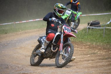 Dordogne, Fransa 30 Mayıs 2023: Mud, Grit ve Glory: Motokros Sürücüsünün Günlükleri