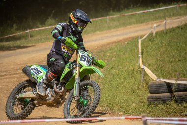 Dordogne, Fransa 30 Mayıs 2023: Mud, Grit ve Glory: Motokros Sürücüsünün Günlükleri
