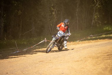 Dordogne, Fransa 30 Mayıs 2023: Mud, Grit ve Glory: Motokros Sürücüsünün Günlükleri