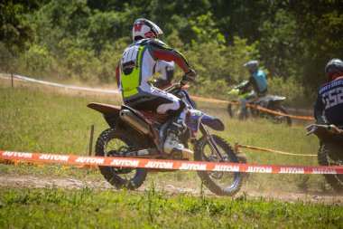 Dordogne, Fransa 30 Mayıs 2023: Mud, Grit ve Glory: Motokros Sürücüsünün Günlükleri