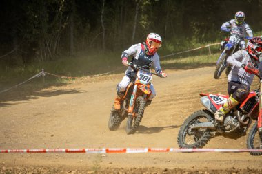 Dordogne, Fransa 30 Mayıs 2023: Mud, Grit ve Glory: Motokros Sürücüsünün Günlükleri