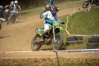 Dordogne, Fransa 30 Mayıs 2023: Mud, Grit ve Glory: Motokros Sürücüsünün Günlükleri