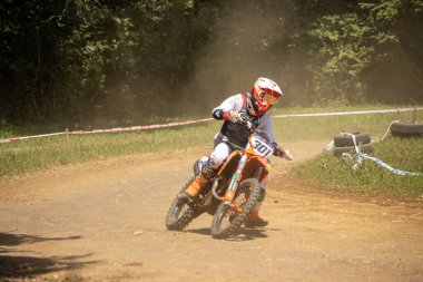 Dordogne, Fransa 30 Mayıs 2023: Mud, Grit ve Glory: Motokros Sürücüsünün Günlükleri