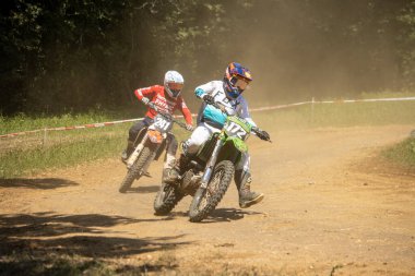 Dordogne, Fransa 30 Mayıs 2023: Mud, Grit ve Glory: Motokros Sürücüsünün Günlükleri