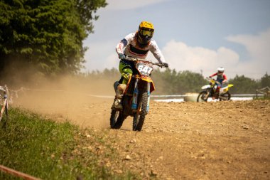 Dordogne, Fransa 30 Mayıs 2023: Mud, Grit ve Glory: Motokros Sürücüsünün Günlükleri