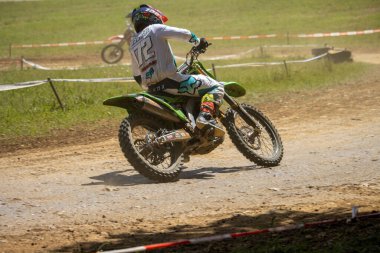 Dordogne, Fransa 30 Mayıs 2023: Mud, Grit ve Glory: Motokros Sürücüsünün Günlükleri