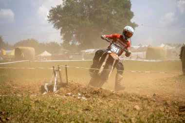 Dordogne, Fransa 30 Mayıs 2023: Mud, Grit ve Glory: Motokros Sürücüsünün Günlükleri