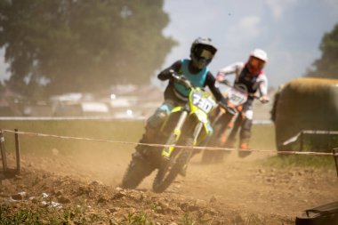 Dordogne, Fransa 30 Mayıs 2023: Mud, Grit ve Glory: Motokros Sürücüsünün Günlükleri