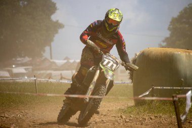 Dordogne, Fransa 30 Mayıs 2023: Mud, Grit ve Glory: Motokros Sürücüsünün Günlükleri