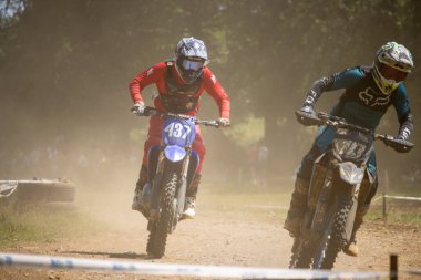 Dordogne, Fransa 30 Mayıs 2023: Mud, Grit ve Glory: Motokros Sürücüsünün Günlükleri