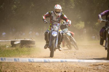 Dordogne, Fransa 30 Mayıs 2023: Mud, Grit ve Glory: Motokros Sürücüsünün Günlükleri