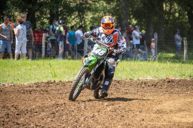 Dordogne, Fransa 30 Mayıs 2023: Mud, Grit ve Glory: Motokros Sürücüsünün Günlükleri