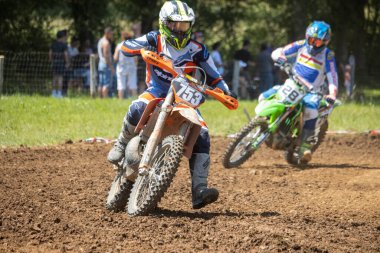 Dordogne, Fransa 30 Mayıs 2023: Mud, Grit ve Glory: Motokros Sürücüsünün Günlükleri