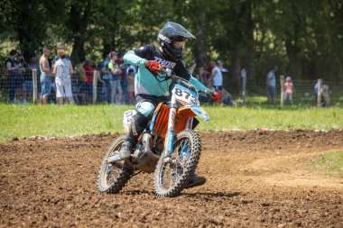 Dordogne, Fransa 30 Mayıs 2023: Mud, Grit ve Glory: Motokros Sürücüsünün Günlükleri