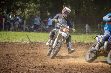 Dordogne, Fransa 30 Mayıs 2023: Mud, Grit ve Glory: Motokros Sürücüsünün Günlükleri