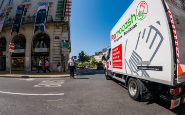 Perigueux, Dordogne, Fransa 31 Mayıs 2023: Navigating City Life: Ulaşım Sistemleri ve Trafik Dolaşımının İncelemesi